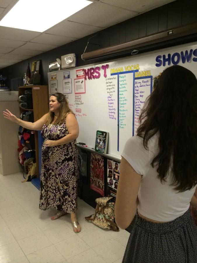 Burgandy Trimmer, left, and Sabrina Palazzo, right, explain how to play the improv game “Revolving Door” to a group of advanced Theater 2 students.