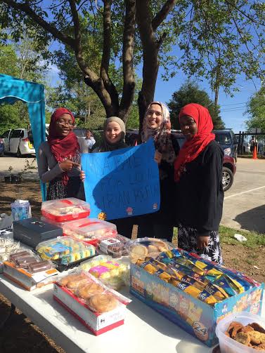 MSA members participate in a bake sale in order to raise money for Syrian refugees. 
Picture credits: MSA twitter page