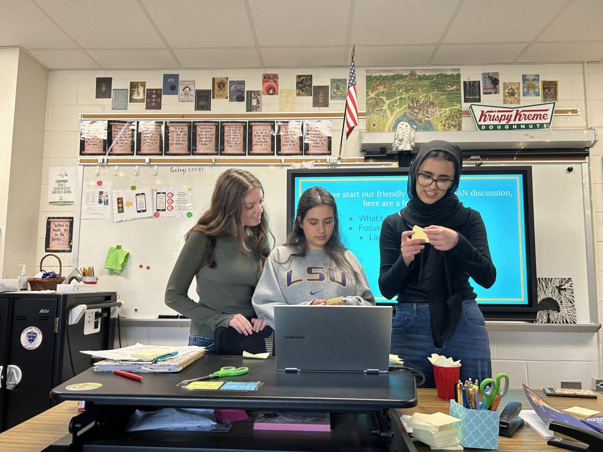 Sophie King, Farah Al-Rbehat, and Leya Arikat read the responses of the students. The discussion meeting focused on student opinions on current events.