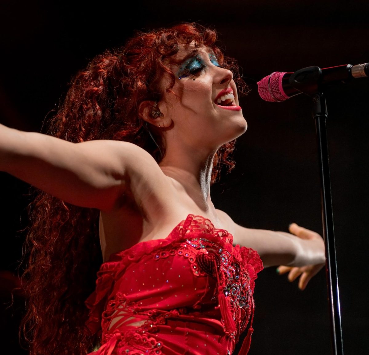 Photo of Chappell Roan singing at Hollywood Palladium (2022) Taken by Justin Higuchi, licensed under Wikimedia commons.