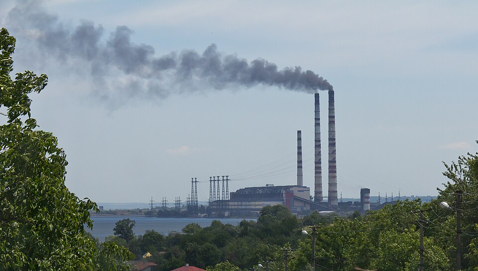 Pictured is a power plant in Ivano-Frankivsk Oblast, Ukraine. Ukraine’s energy sector has been targeted by Russia since late 2022. (Photo courtesy of © Raimond Spekking / CC BY-SA 4.0 (via Wikimedia Commons))